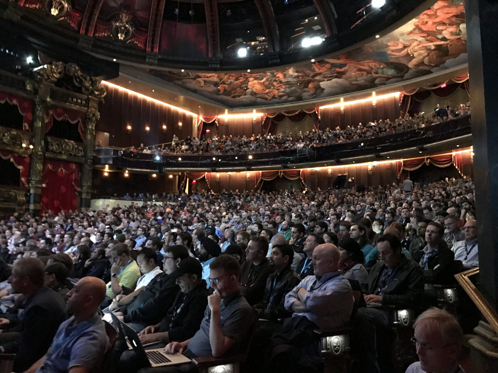 Audience at AWS re:Invent shortly before CTD303